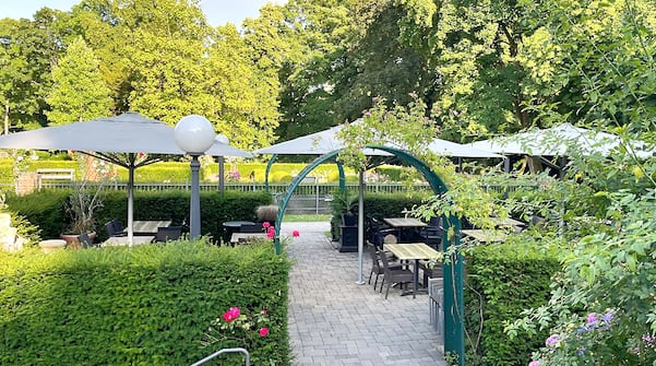 Blick auf die Sonnenterrasse der Konoba am Rosengarten im Schlosspark von Moers